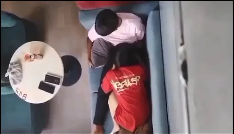 Quay lén em người yêu liếm mút cho người tình nơi công cộng